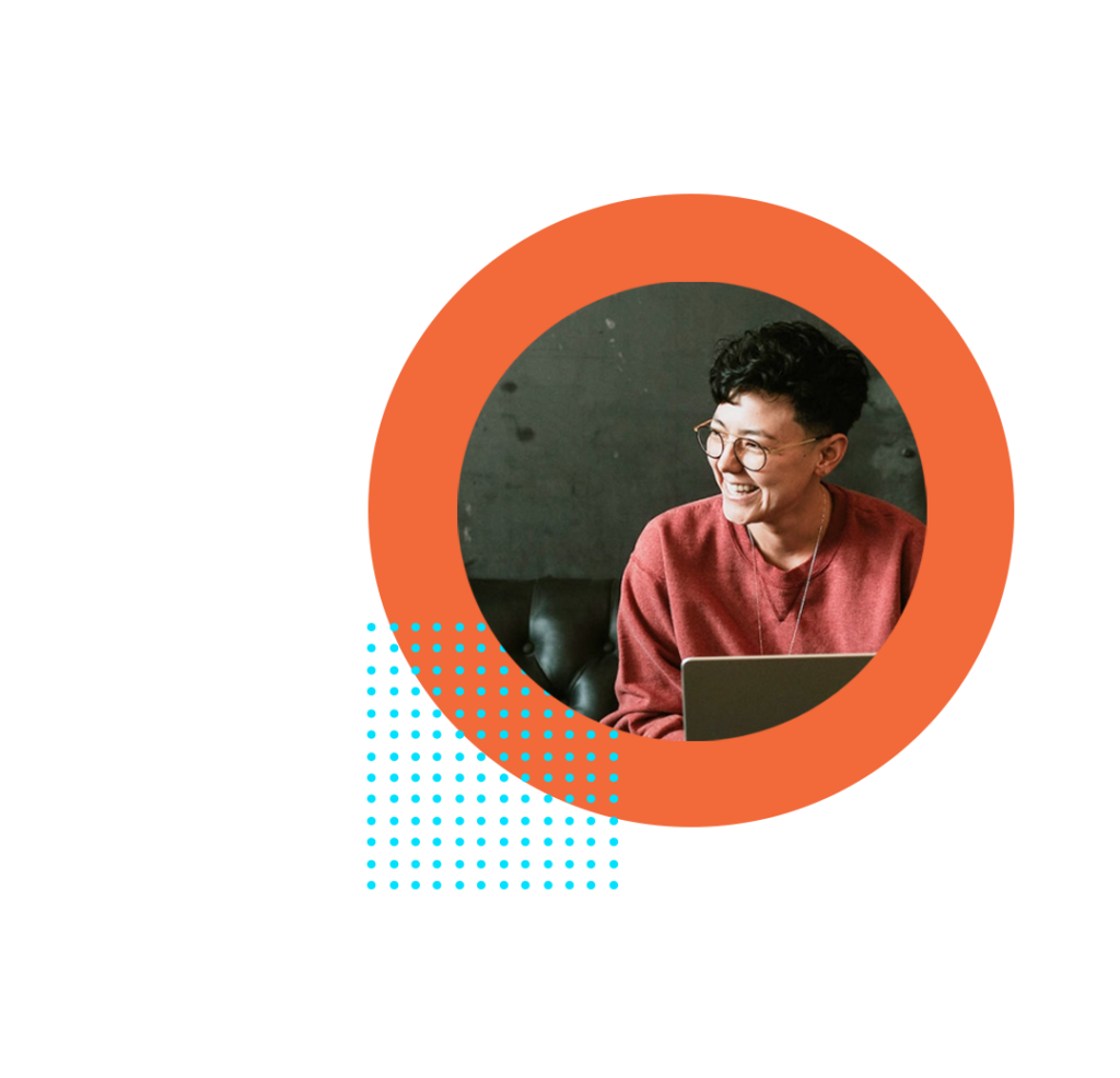 Employé souriant et travaillant sur un plan de croissance professionnelle soutenu par une rétroaction à 360 degrés