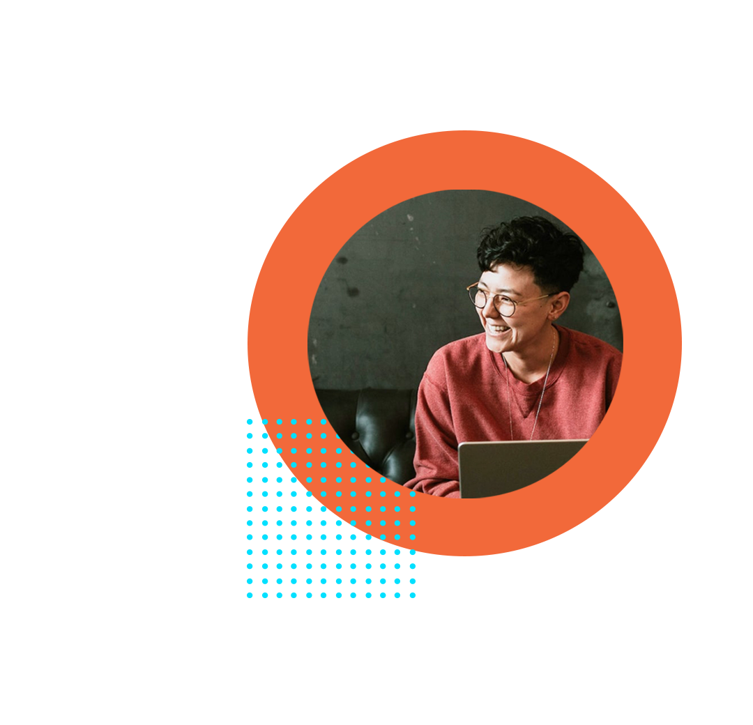 Empleado feliz trabajando en las soluciones de gestión del rendimiento de Primalogik