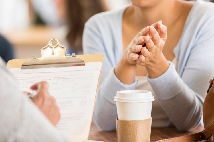 employer-90-day-performance-reviewing-employee Employer doing 90-day performance review with new hire