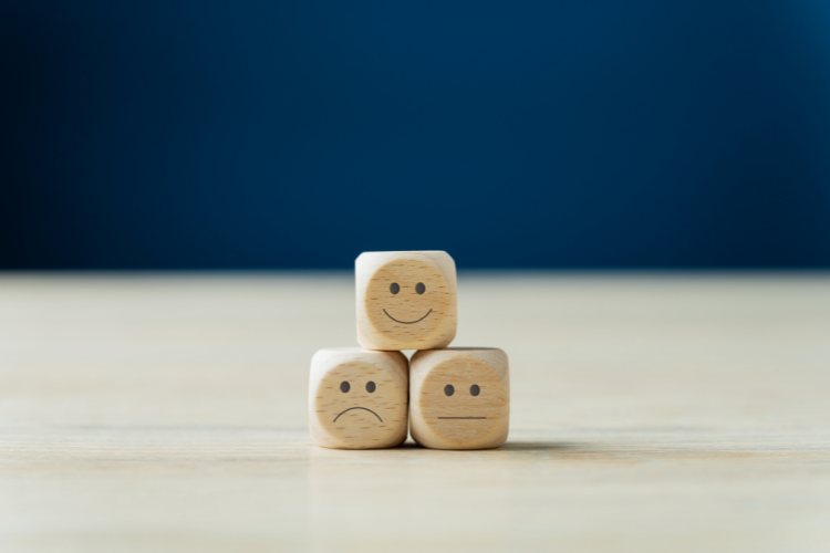 3 dice showing different performance evaluation expressions