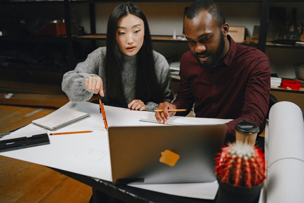 Collègues RH choisissant les questions 360 pour la prochaine évaluation