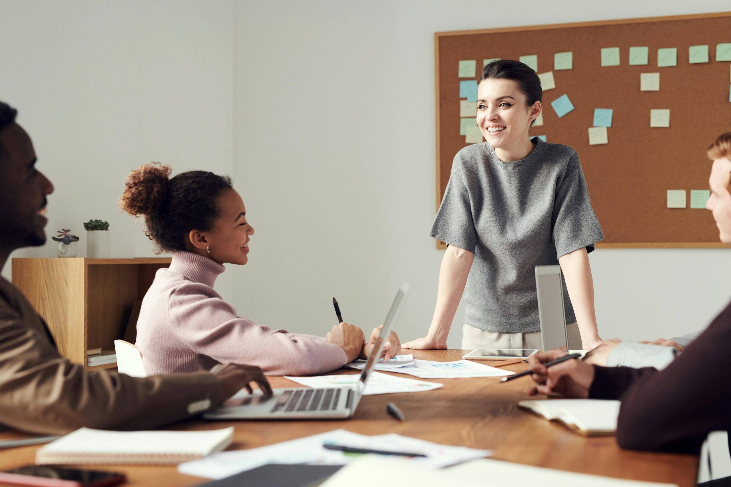 woman-wearing-gray-shirt An HR professional talking with managers about how to improve the performance reviews.