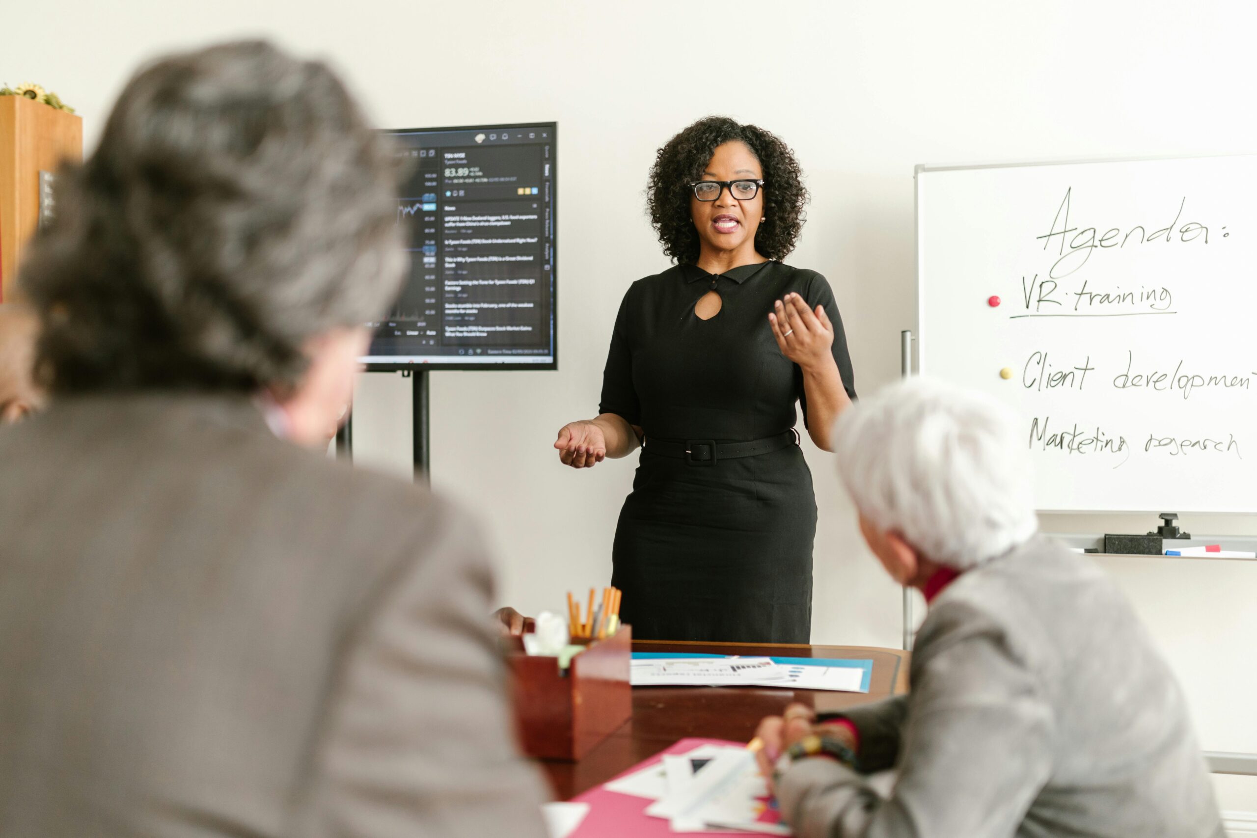 woman-discussing-work-to-her-colleagues A female leader presenting to her team