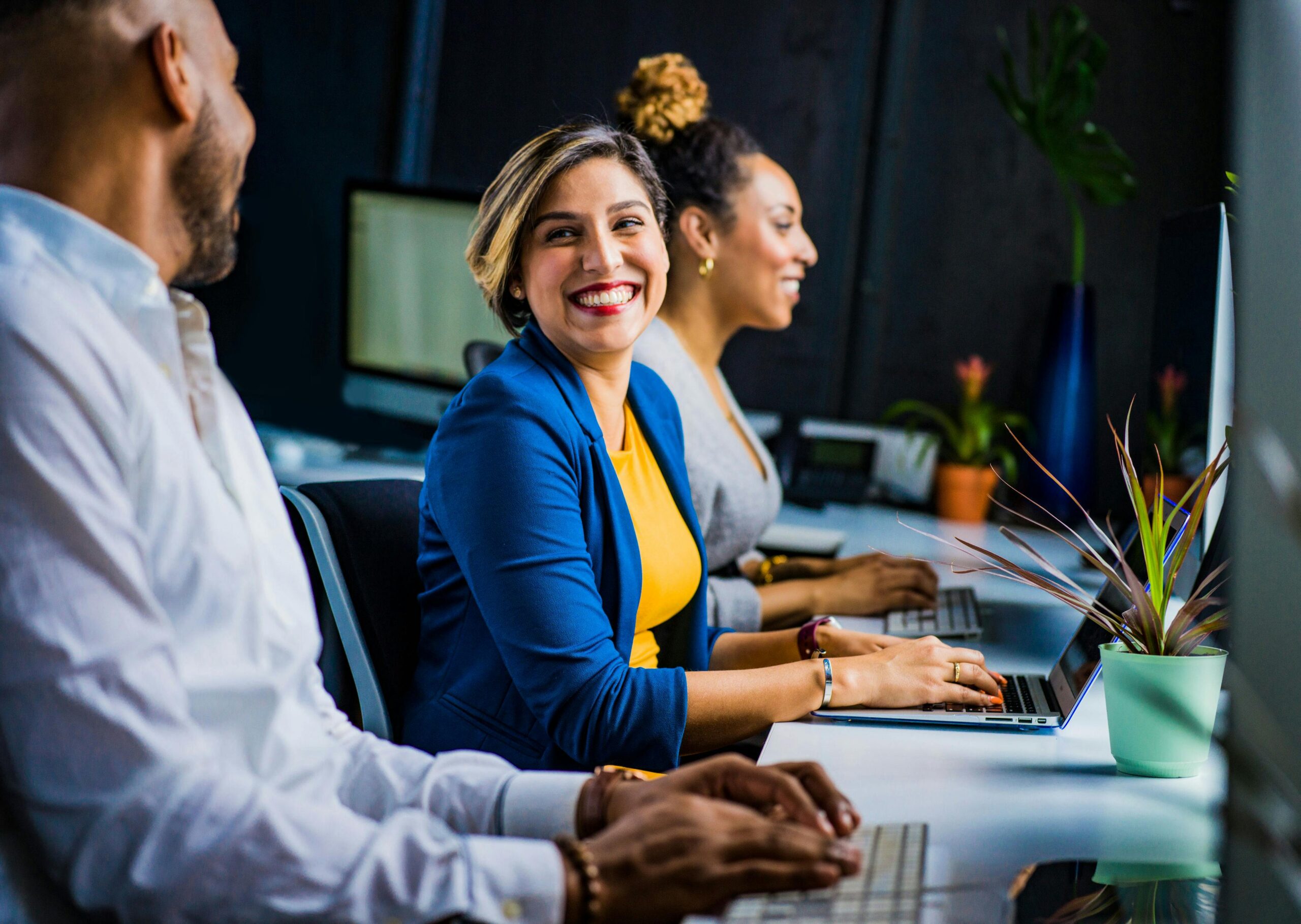 woman-smilling-sitting-at-desk
